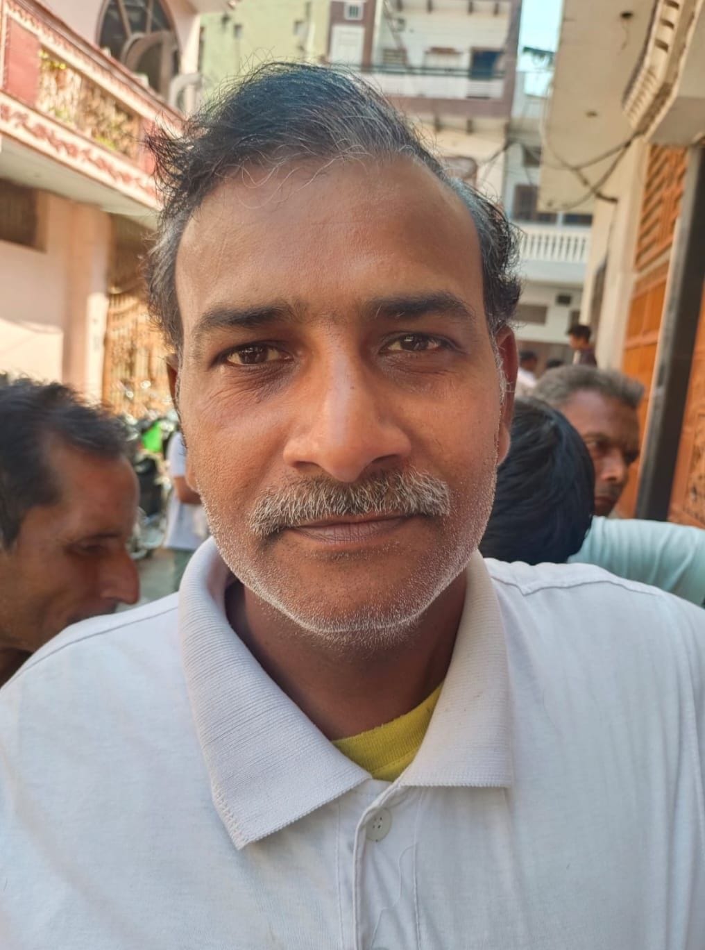 25-कंधाें पर सिलिंडर उठाकर गैस एजेंसी में पहुंचते हुए उपभोक्ता। संवाद