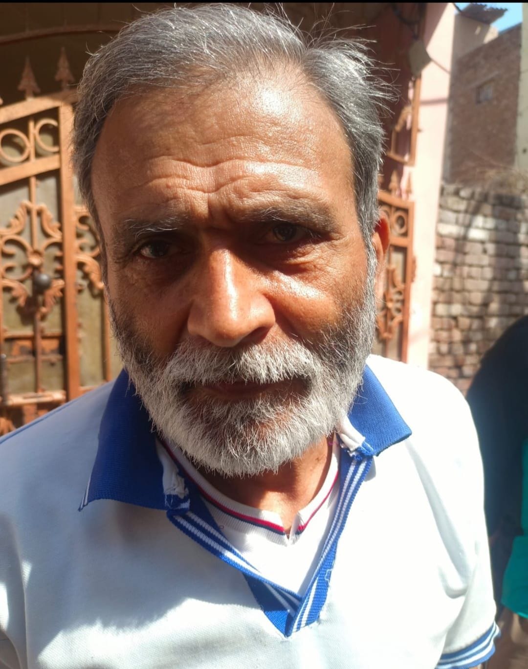 25-कंधाें पर सिलिंडर उठाकर गैस एजेंसी में पहुंचते हुए उपभोक्ता। संवाद