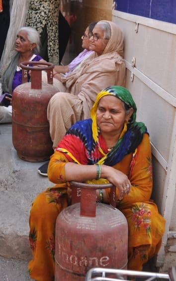 25-कंधाें पर सिलिंडर उठाकर गैस एजेंसी में पहुंचते हुए उपभोक्ता। संवाद