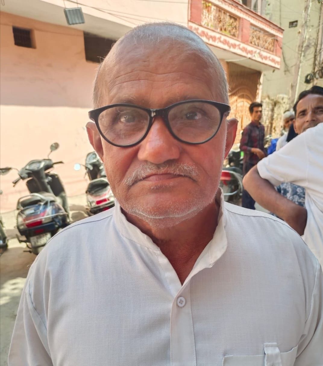 25-कंधाें पर सिलिंडर उठाकर गैस एजेंसी में पहुंचते हुए उपभोक्ता। संवाद