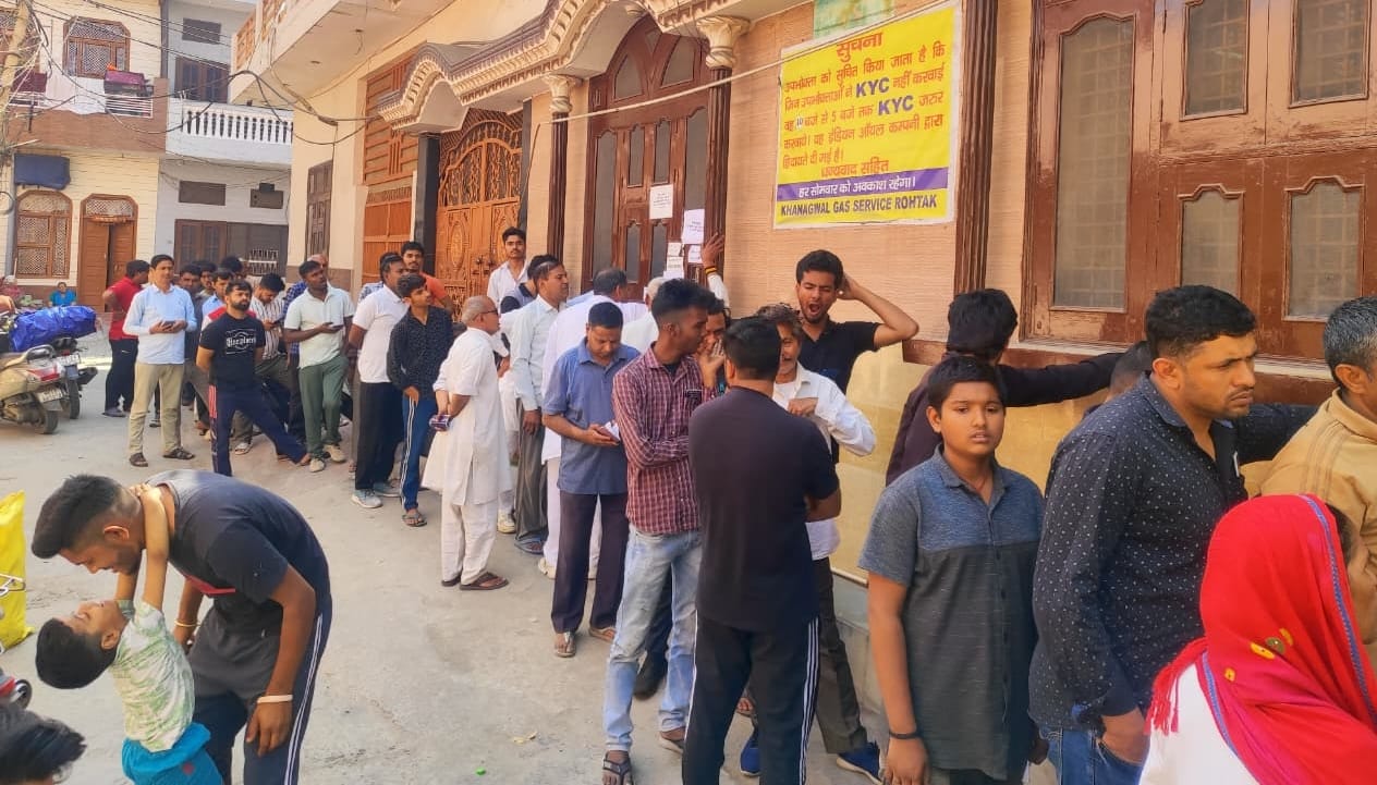 25-कंधाें पर सिलिंडर उठाकर गैस एजेंसी में पहुंचते हुए उपभोक्ता। संवाद