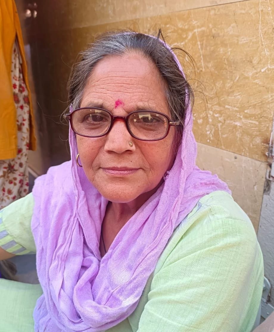 25-कंधाें पर सिलिंडर उठाकर गैस एजेंसी में पहुंचते हुए उपभोक्ता। संवाद