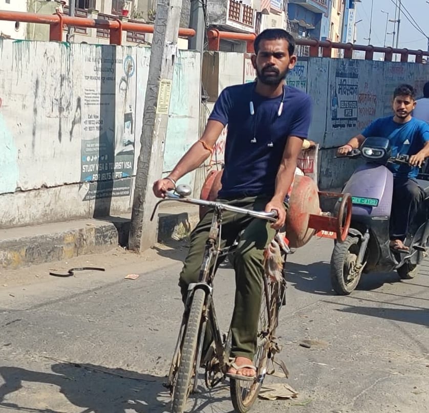 25-कंधाें पर सिलिंडर उठाकर गैस एजेंसी में पहुंचते हुए उपभोक्ता। संवाद