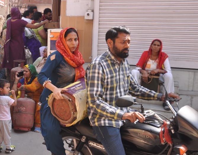 25-कंधाें पर सिलिंडर उठाकर गैस एजेंसी में पहुंचते हुए उपभोक्ता। संवाद