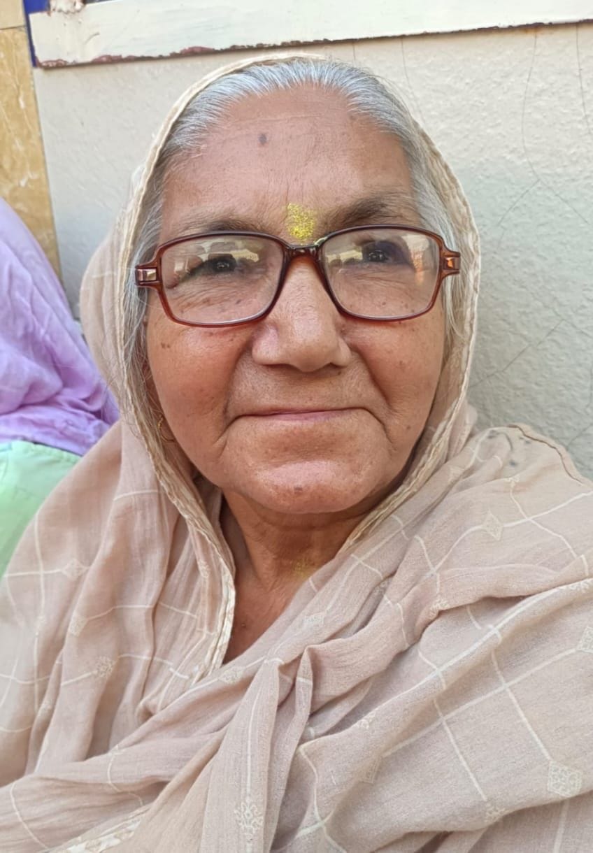 25-कंधाें पर सिलिंडर उठाकर गैस एजेंसी में पहुंचते हुए उपभोक्ता। संवाद