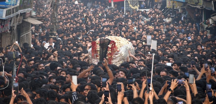 अजादारों ने नम आंखों से उठाया ताबूत अजादारों ने नम आंखों से उठाया ताबूत