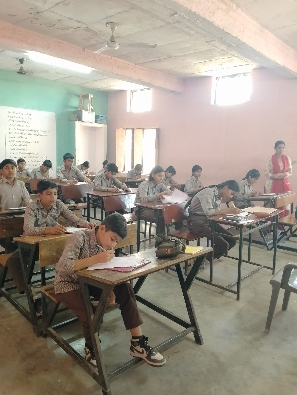 भाड़ावास गेट स्थित राजकीय वरिष्ठ माध्यमिक विद्यालय में परीक्षा देते विद्यार्थी। संवाद भाड़ावास गेट स्थित राजकीय वरिष्ठ माध्यमिक विद्यालय में परीक्षा देते विद्यार्थी। संवाद