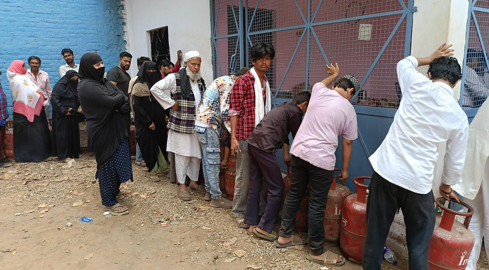 बिजनौर में एक बैंक्वेट हॉल में भट्टियों पर बनता खाना। संवाद बिजनौर में एक बैंक्वेट हॉल में भट्टियों पर बनता खाना। संवाद