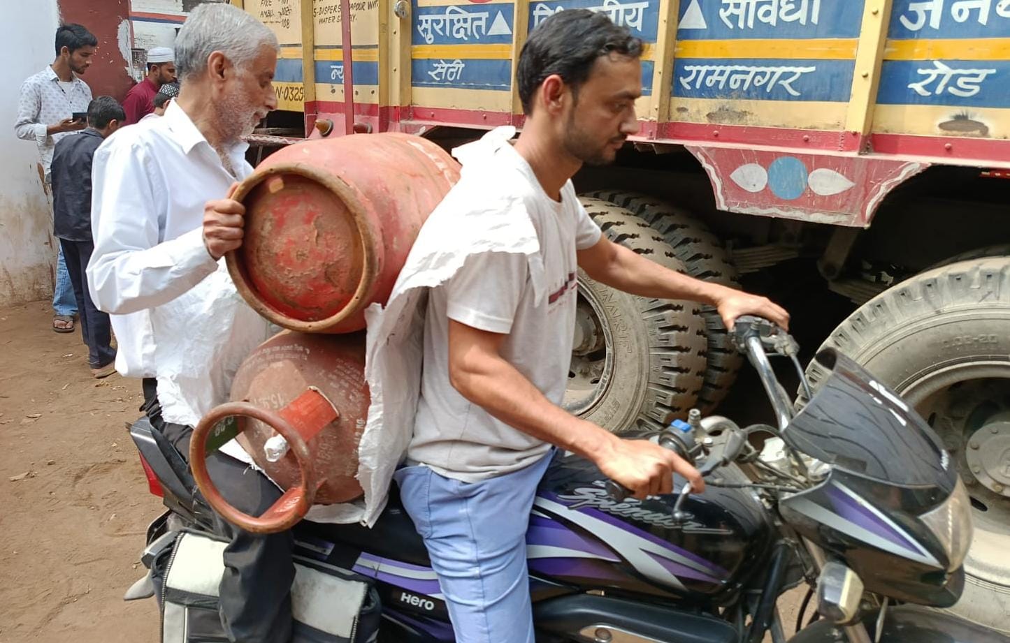 बिजनौर में एक बैंक्वेट हॉल में भट्टियों पर बनता खाना। संवाद बिजनौर में एक बैंक्वेट हॉल में भट्टियों पर बनता खाना। संवाद
