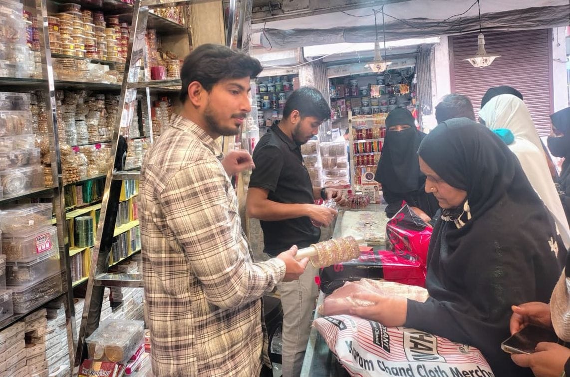 बड़ा बाजार में ईद को लेकर कपड़ों की खरीददारी करती महिलाएं। संवाद