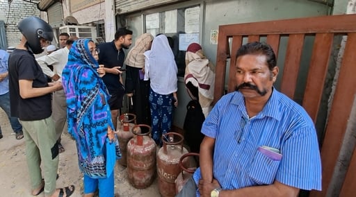 चूल्हे पर खाना पकातीं महिलाएं। चूल्हे पर खाना पकातीं महिलाएं।