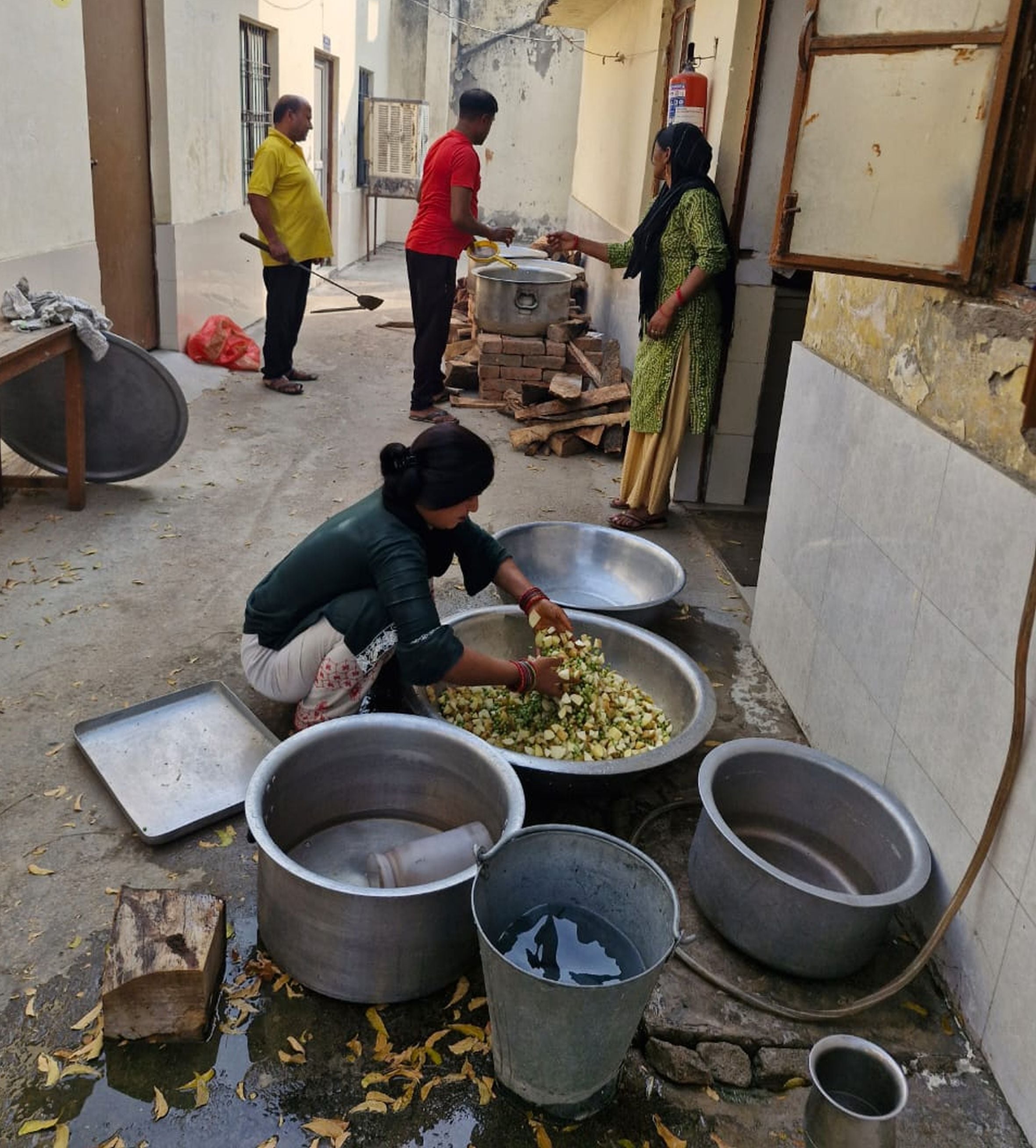 चूल्हे पर खाना पकातीं महिलाएं। चूल्हे पर खाना पकातीं महिलाएं।