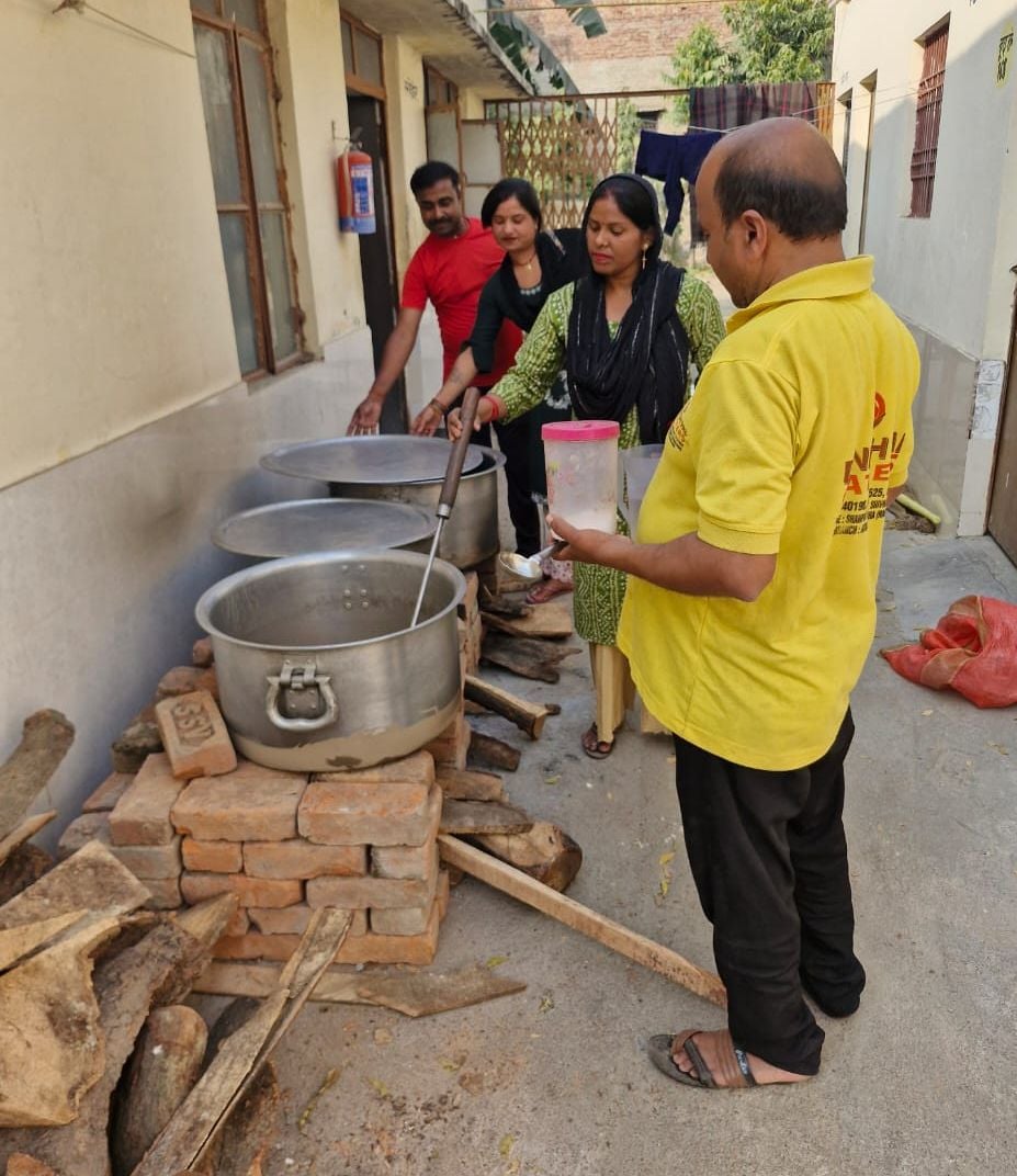 चूल्हे पर खाना पकातीं महिलाएं। चूल्हे पर खाना पकातीं महिलाएं।