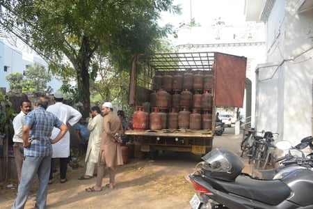 चूल्हे पर खाना पकातीं महिलाएं। चूल्हे पर खाना पकातीं महिलाएं।