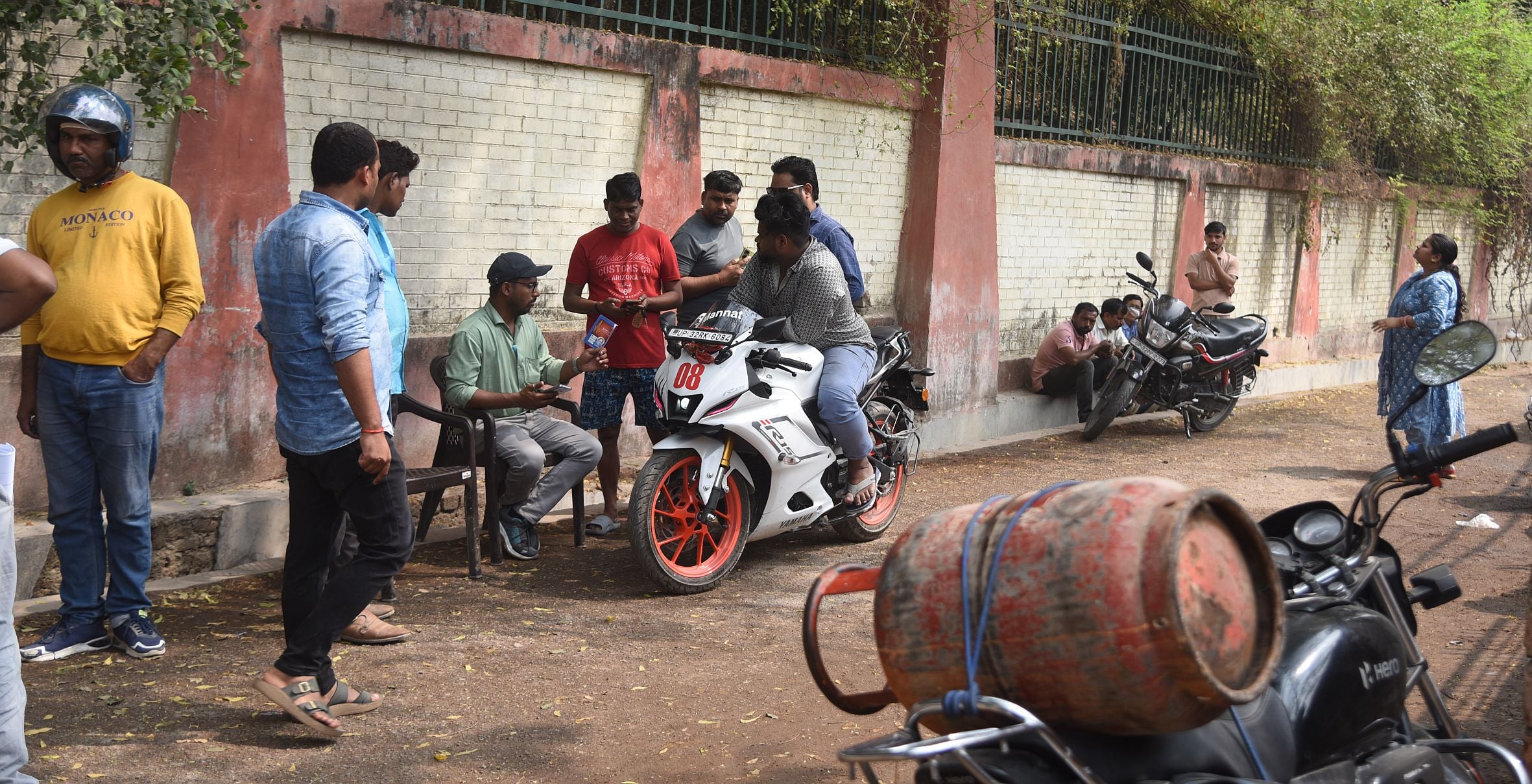 चूल्हे पर खाना पकातीं महिलाएं। चूल्हे पर खाना पकातीं महिलाएं।