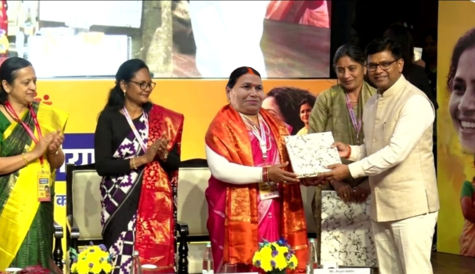 डॉ. आंबेडकर इंटरनेशनल सेंटर पर सुजानपुर प्रधान हेमलता को सम्मनित करते केंद्रीय पंचायतीराज मंत्र