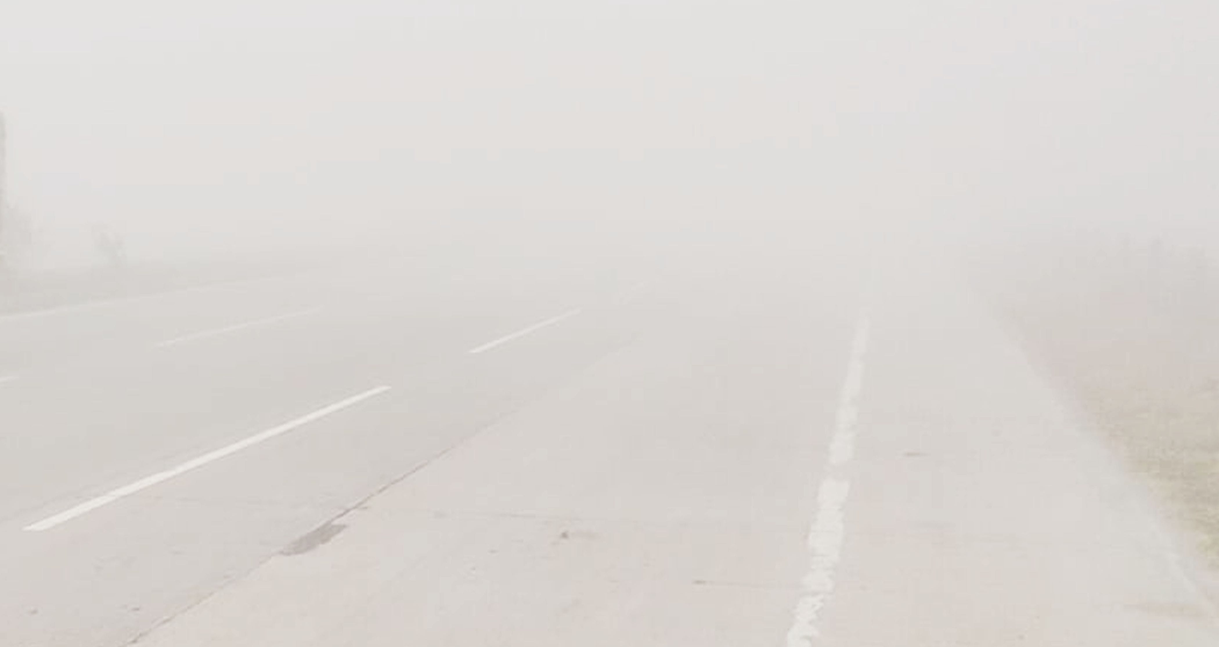 फोटो-02-बुधवार को हाइवे पर छाई धुंध। वीडियो गैब