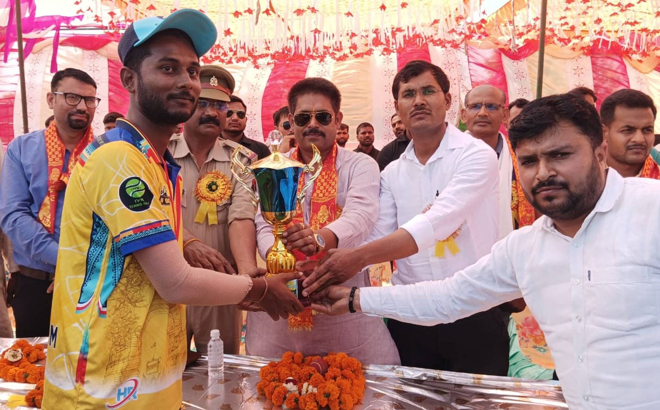 फोटो-02-खिलाड़ियों को पुरस्कृत करती आयोजकों की टीम। संवाद