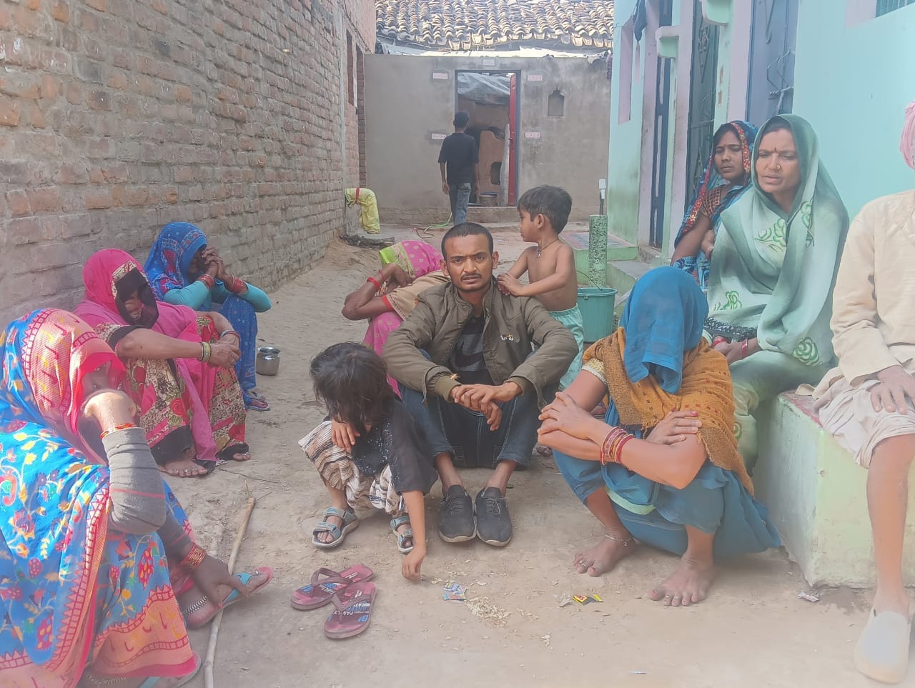 फोटो- 02 पति नीरज प्रजापति के साथ खड़ी दिवंगत रजनी। फाइल फोटो फोटो- 02 पति नीरज प्रजापति के साथ खड़ी दिवंगत रजनी। फाइल फोटो