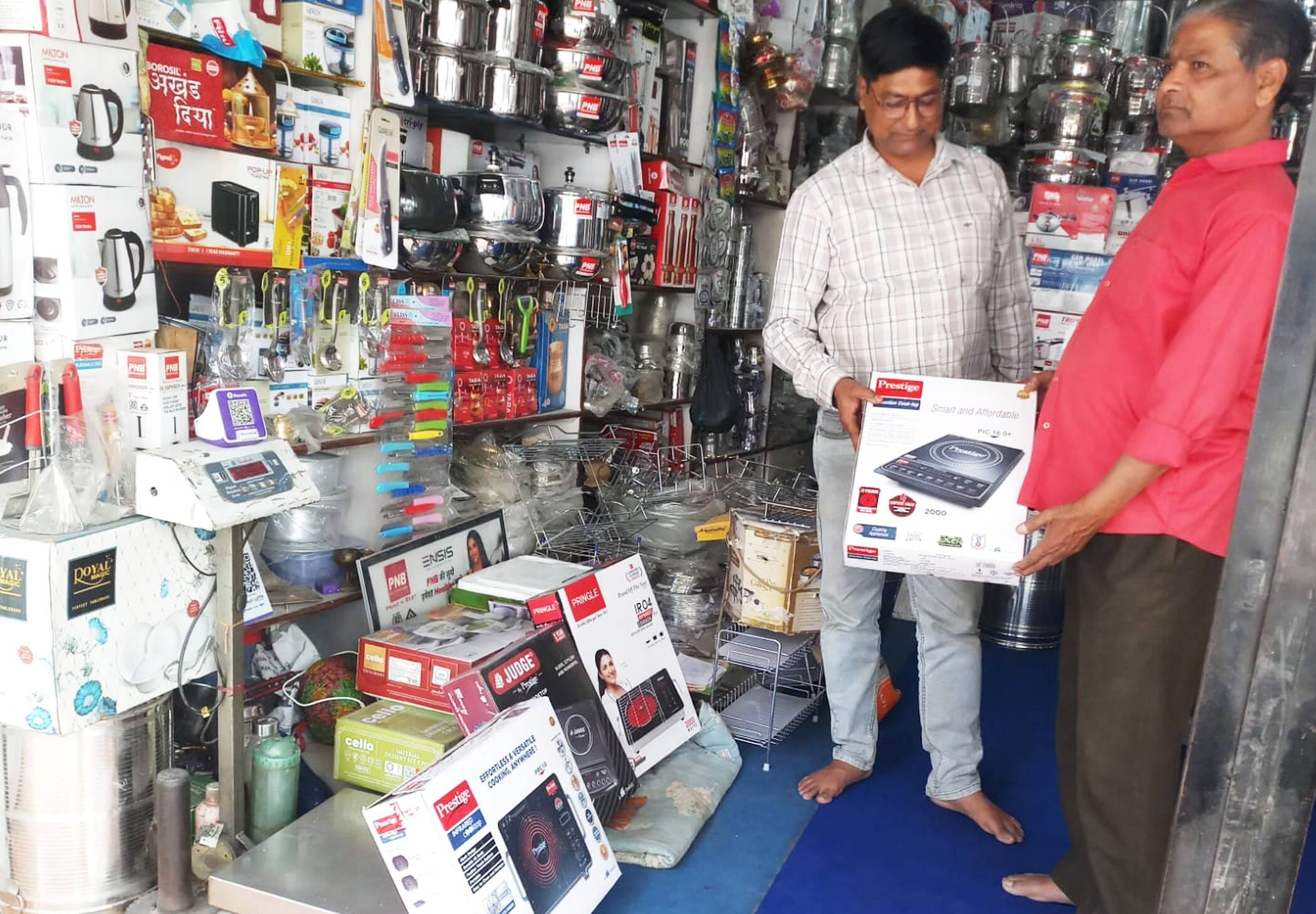 फोटो-05-चौक बाजार में इंडक्शन की खरीदारी करते लोग। संवाद