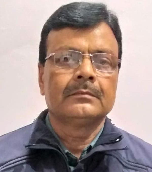 फोटो 11 एमएएचपी 10 परिचय-इंद्रहटा गांव में राजू मिश्रा के मकान के बाहर टूटी सड़क व निकले पाइप। 