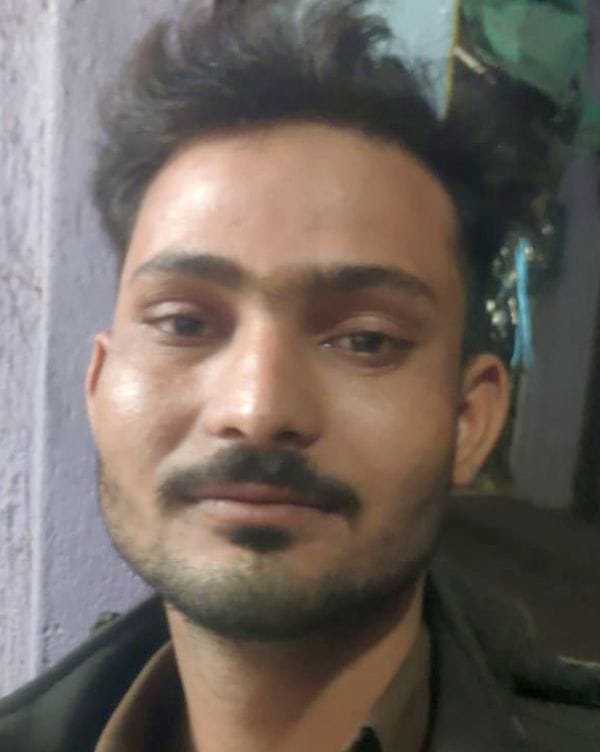 फोटो 11 एमएएचपी 10 परिचय-इंद्रहटा गांव में राजू मिश्रा के मकान के बाहर टूटी सड़क व निकले पाइप। 