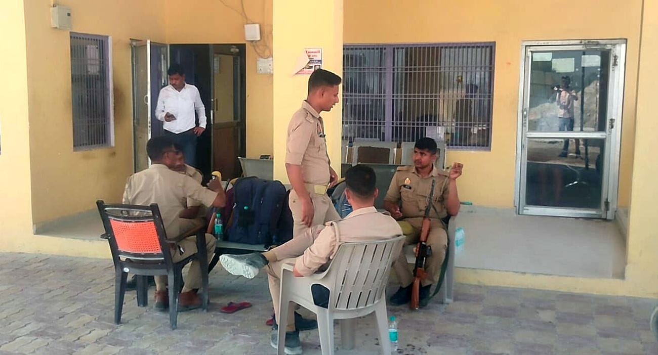 फोटो 11 एमएएचपी 17 परिचय-कबरई के कानपुर रोड स्थित श्रिया ग्रेनाइट के बाहर खड़ीं आयकर विभाग की ट फोटो 11 एमएएचपी 17 परिचय-कबरई के कानपुर रोड स्थित श्रिया ग्रेनाइट के बाहर खड़ीं आयकर विभाग की ट