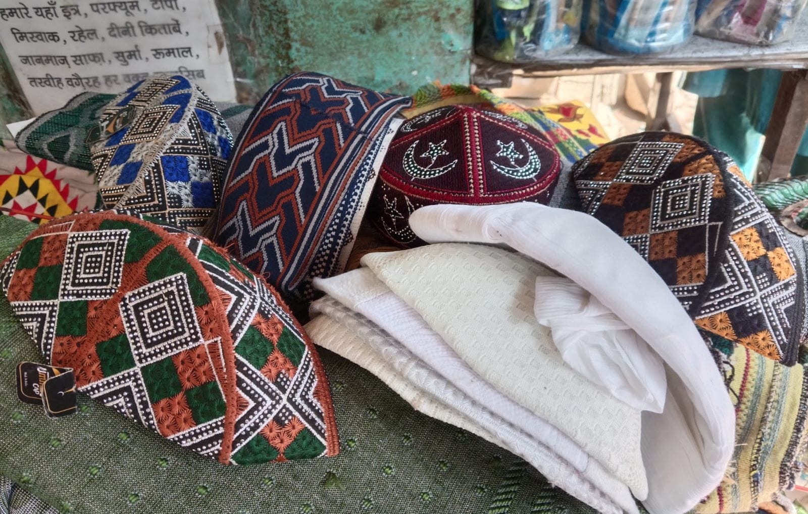 फोटो-11- दुकान पर रेडीमेड कुर्तो की खरीदारी करते युवक। संवाद