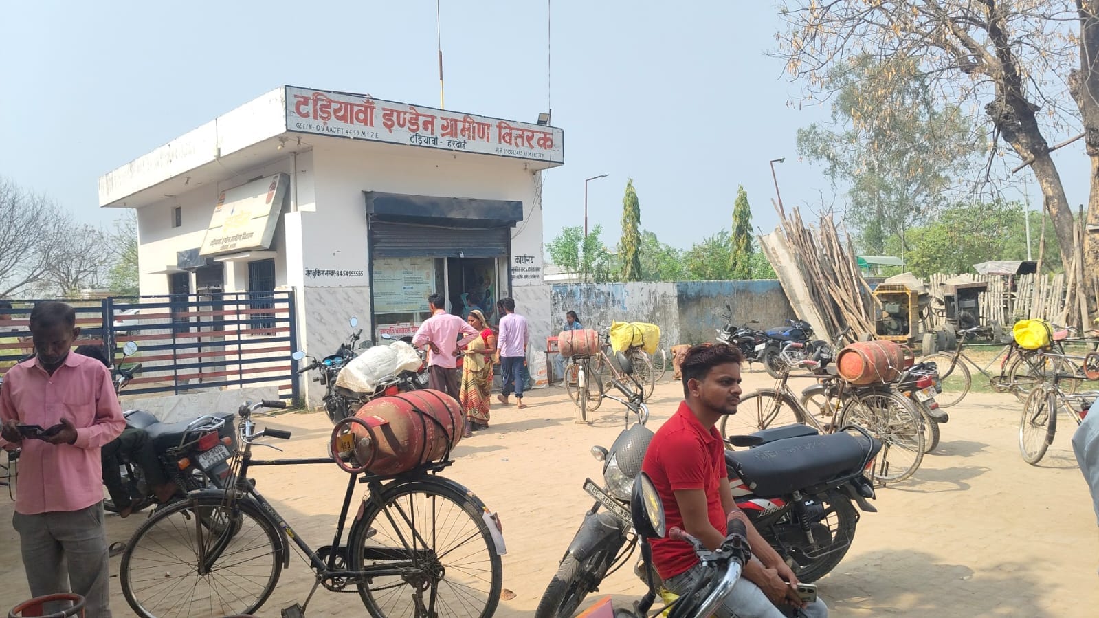 फोटो-14- कुछ इस तरह कार में भरी जा रही घरेलू गैस सिलेंडर से गैस। संवाद फोटो-14- कुछ इस तरह कार में भरी जा रही घरेलू गैस सिलेंडर से गैस। संवाद