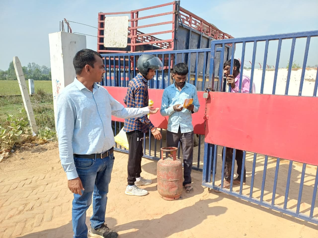 फोटो-14- कुछ इस तरह कार में भरी जा रही घरेलू गैस सिलेंडर से गैस। संवाद फोटो-14- कुछ इस तरह कार में भरी जा रही घरेलू गैस सिलेंडर से गैस। संवाद