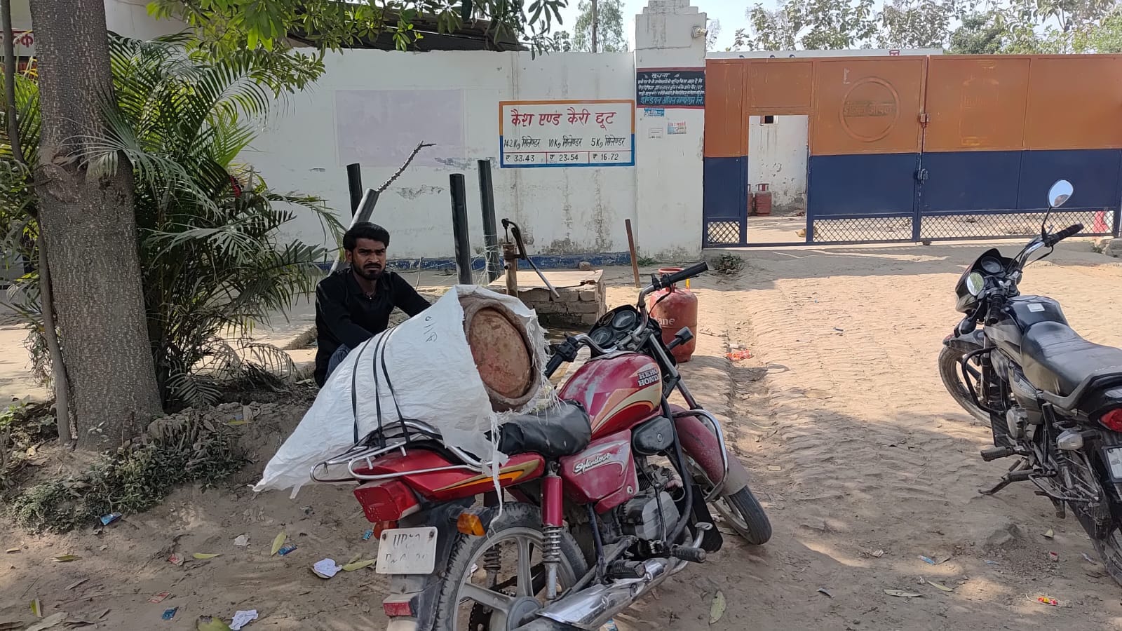 फोटो-14- कुछ इस तरह कार में भरी जा रही घरेलू गैस सिलेंडर से गैस। संवाद फोटो-14- कुछ इस तरह कार में भरी जा रही घरेलू गैस सिलेंडर से गैस। संवाद