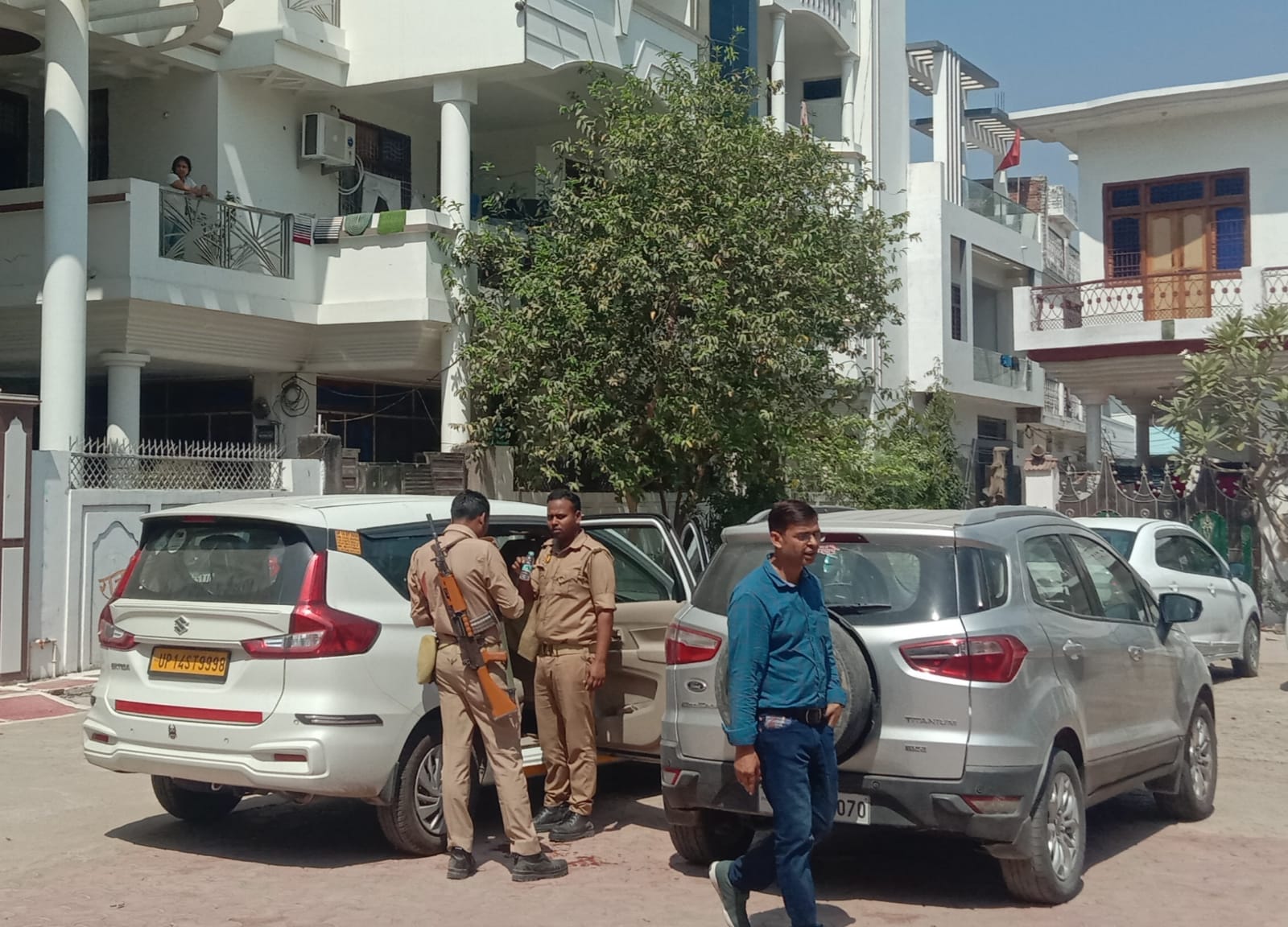 फोटो- 18 शिवशरण सिंह के आवास में पहरे पर खड़ी पुलिस। संवाद