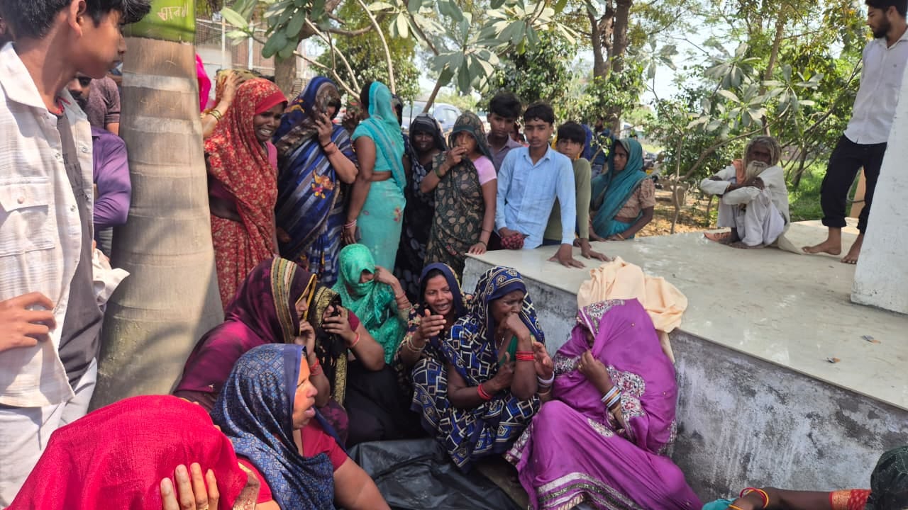 फोटो- 2 मोहम्मदाबाद के रोहिला में पलट पड़ी ट्रैक्टर-ट्रॉली को सीधा करती क्रेन। संवाद