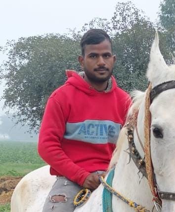 फोटो- 2 मोहम्मदाबाद के रोहिला में पलट पड़ी ट्रैक्टर-ट्रॉली को सीधा करती क्रेन। संवाद