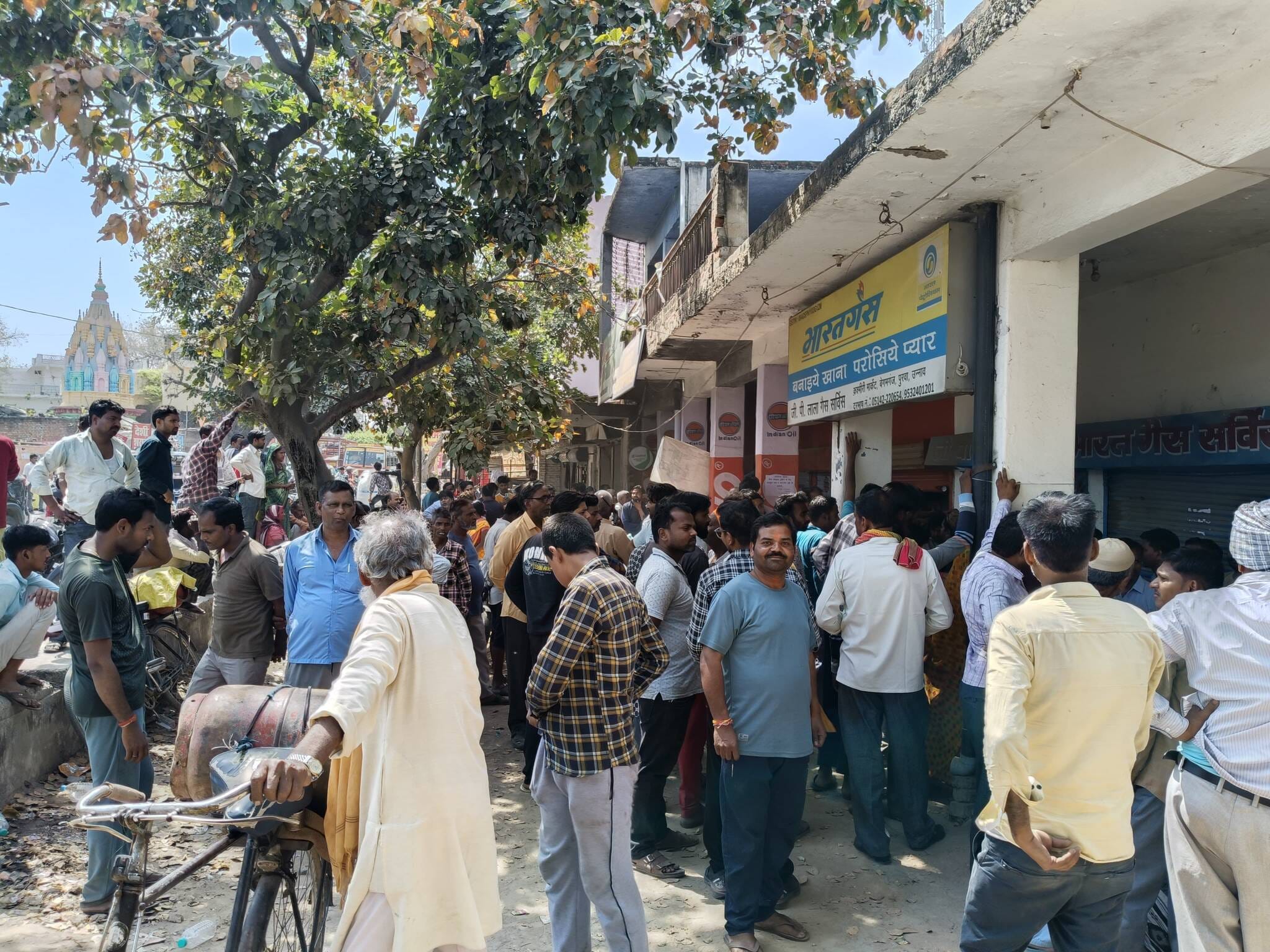 फोटो-23-हरदोई पुल के नीचे संचालित भारत गैस एजेंसी के बाहर सिलिंडर के लिए लाइन में खड़े उपभोक्ता
