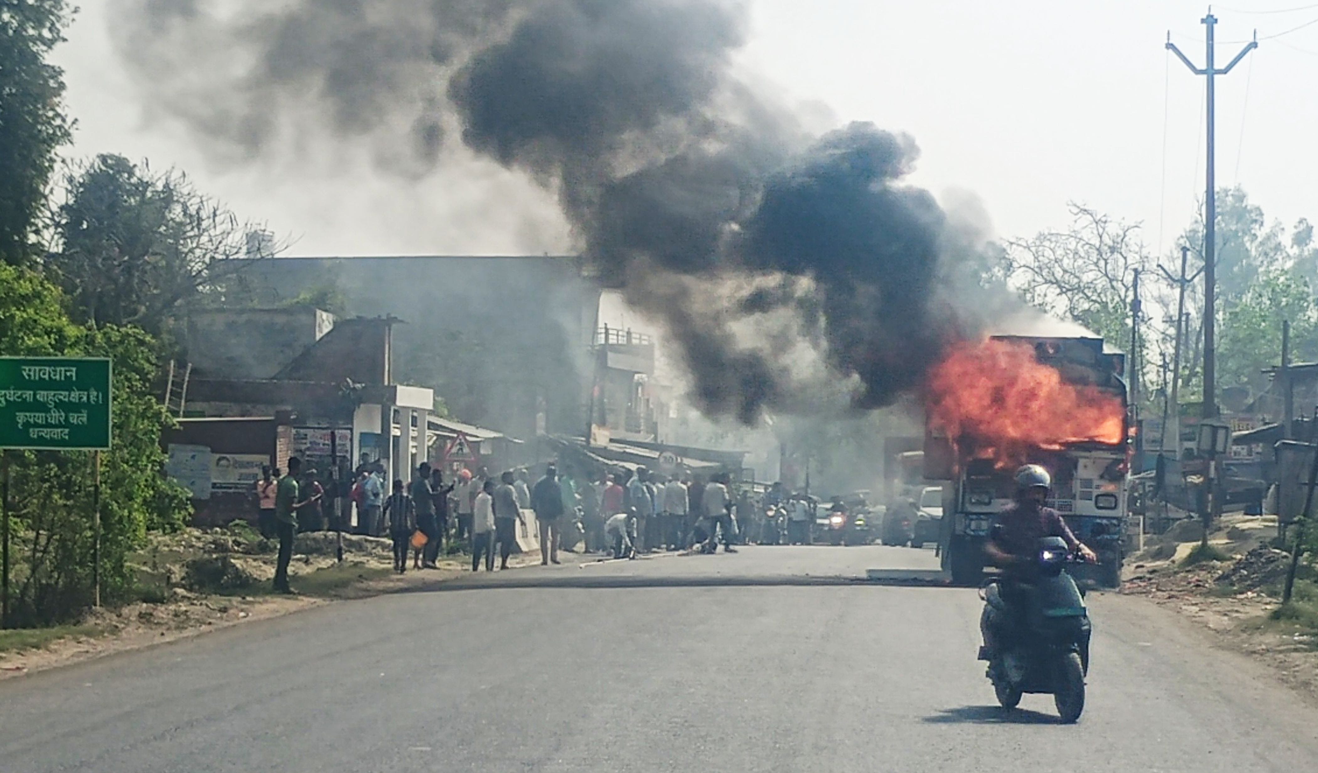 फोटो-23-शार्ट सर्किट से खड़े ट्रक में लगी आग। संवाद