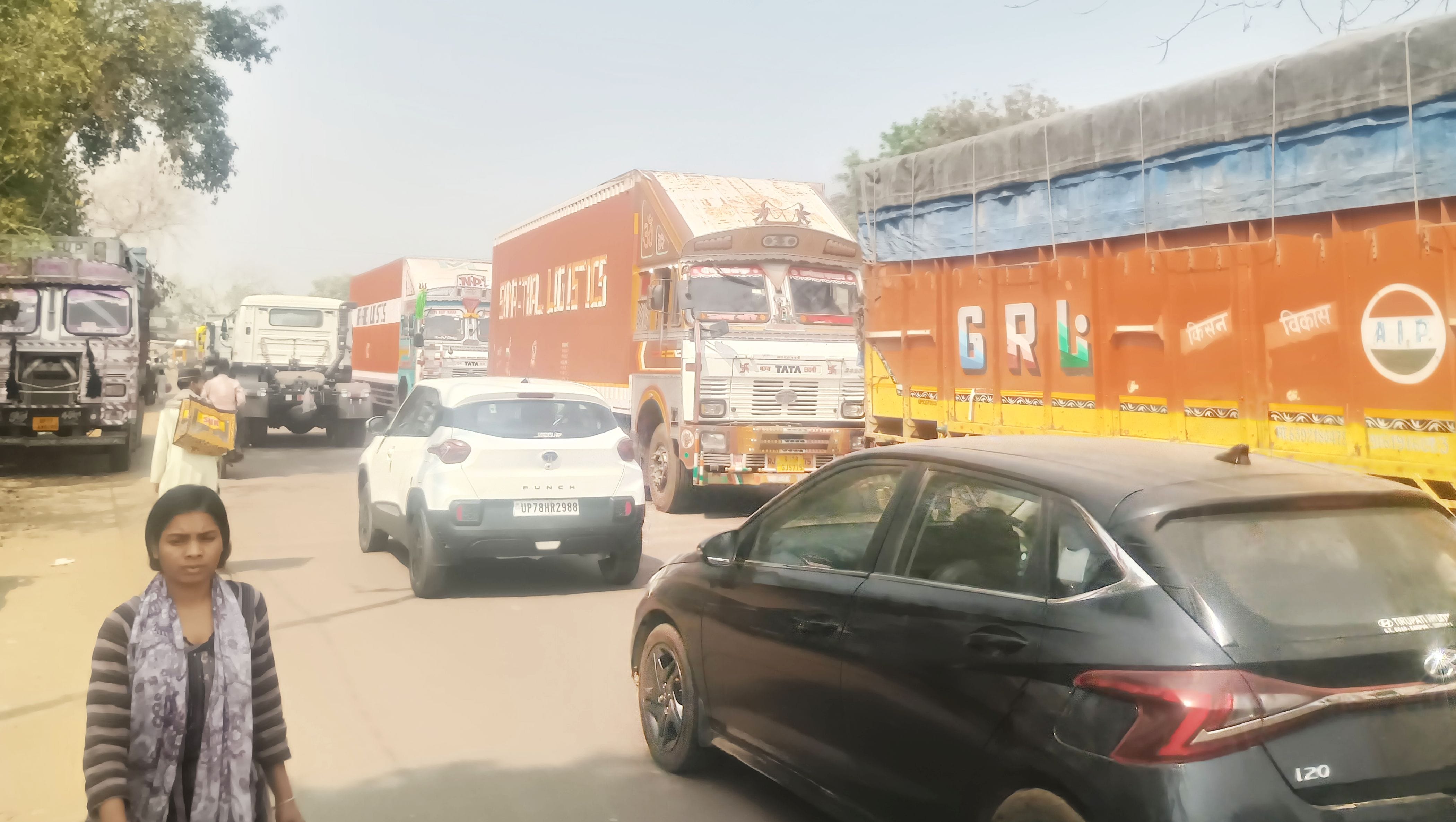 फोटो-23-शार्ट सर्किट से खड़े ट्रक में लगी आग। संवाद