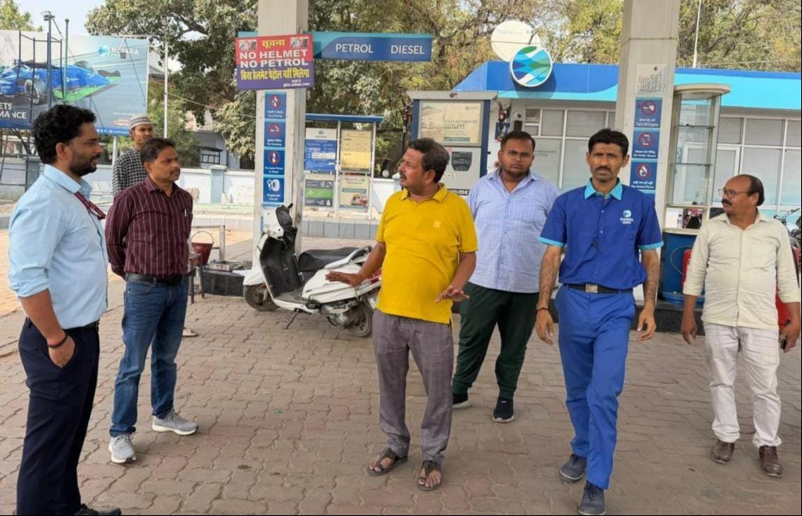 फोटो-29-बांगरमऊ के अमित सुमित गैस एजेंसी के बाहर लगी उपभोक्ताओं की भीड़। संवाद