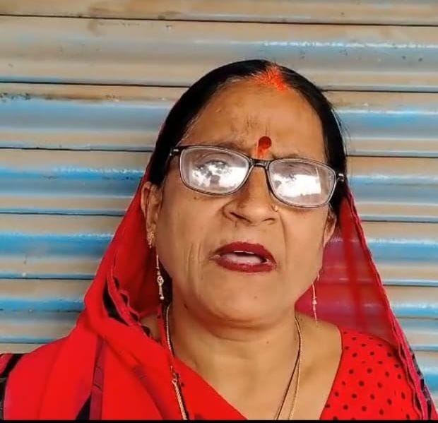 फोटो-29-बांगरमऊ के अमित सुमित गैस एजेंसी के बाहर लगी उपभोक्ताओं की भीड़। संवाद