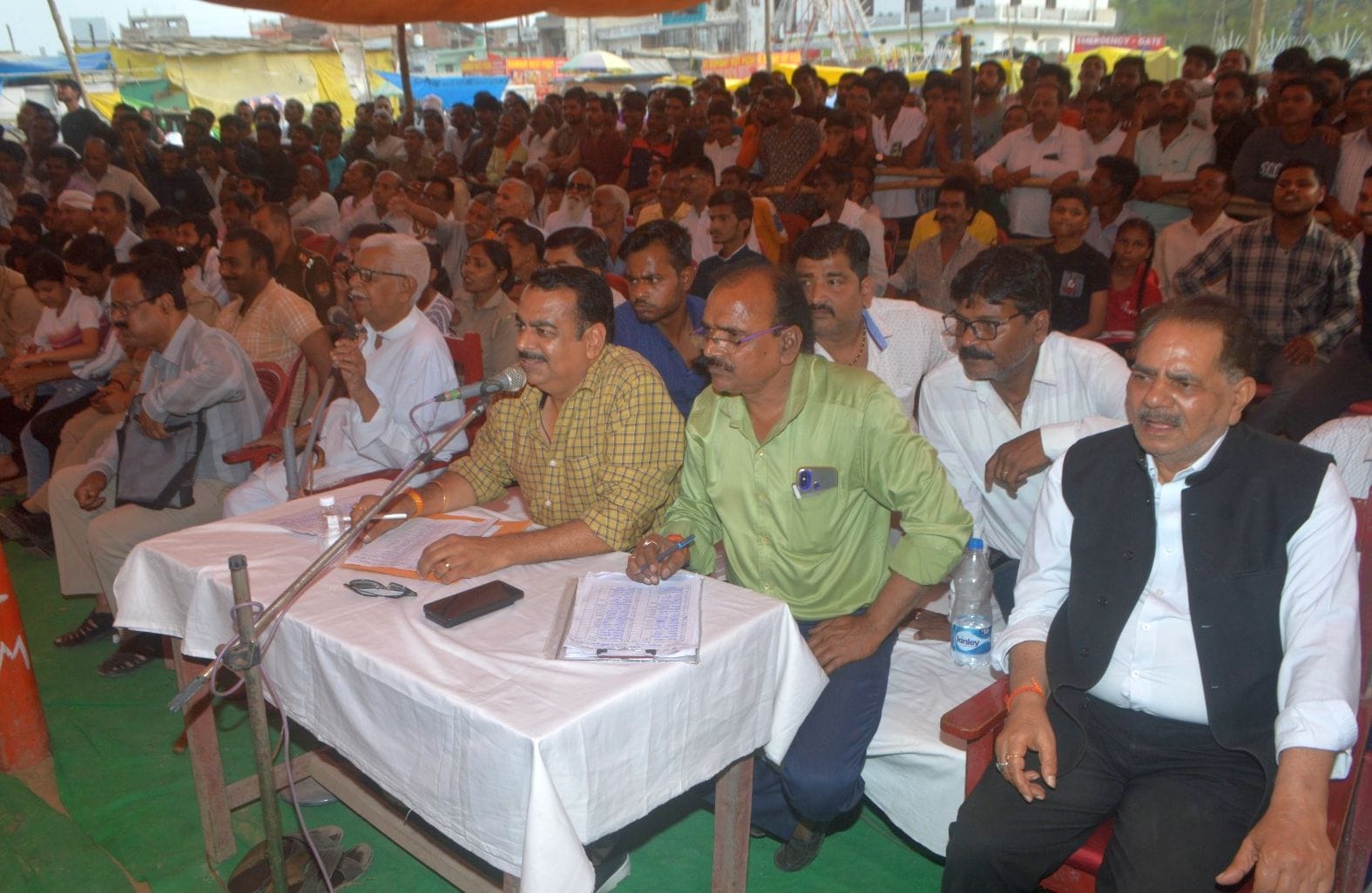 फोटो- 30- दंगल में कुश्ती लड़ते सोनीपत के पहलवान विवेक व मेरठ के राजा। संवाद