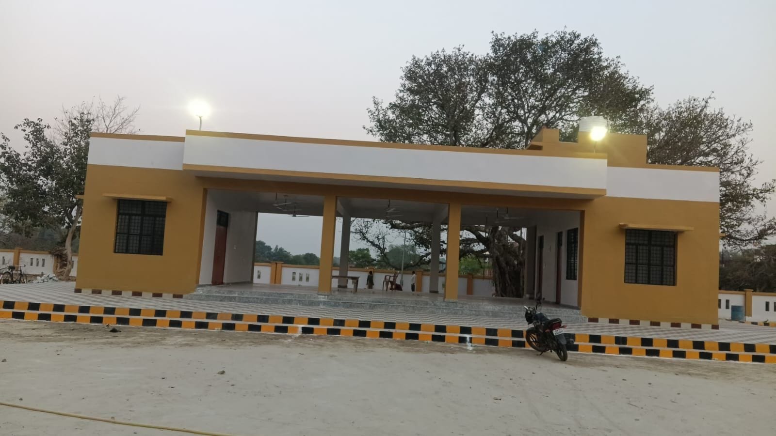 फोटो-31- बन कर तैयार बिंदकी बस स्टैंड, बसों का इंतजार। संवाद