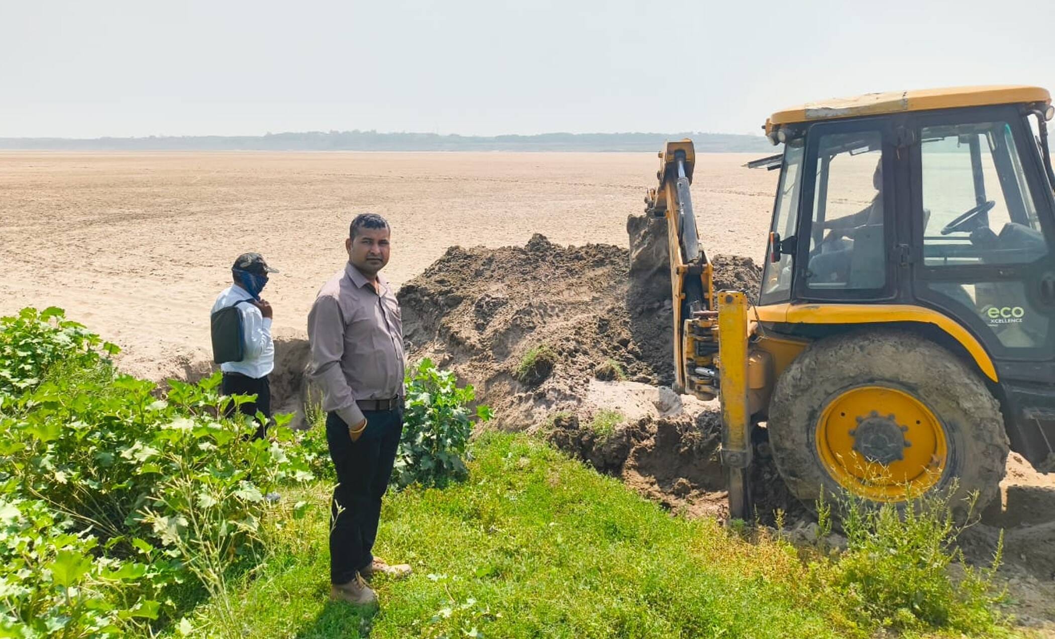 फोटो-33- जेसीबी से रास्ता बंद करवाते वन कर्मी। संवाद