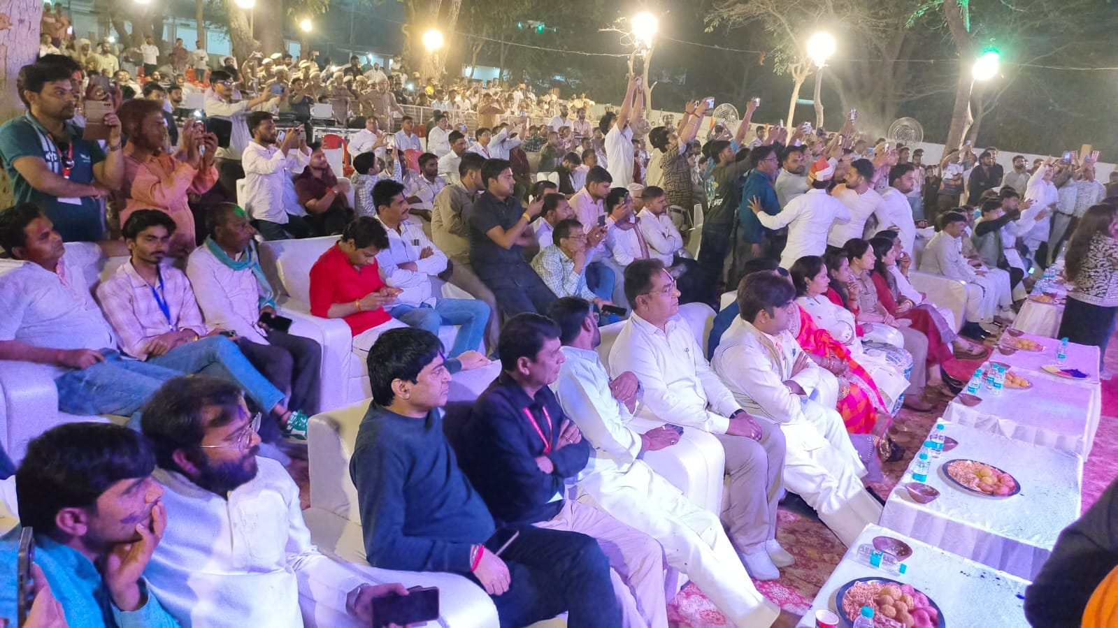 फोटो- 35 फतेहगढ़ स्थित पंचायत परिसर में हुए होली मिलन समारोह नृत्य प्रस्तुत करतीं गोरी नागौरी 