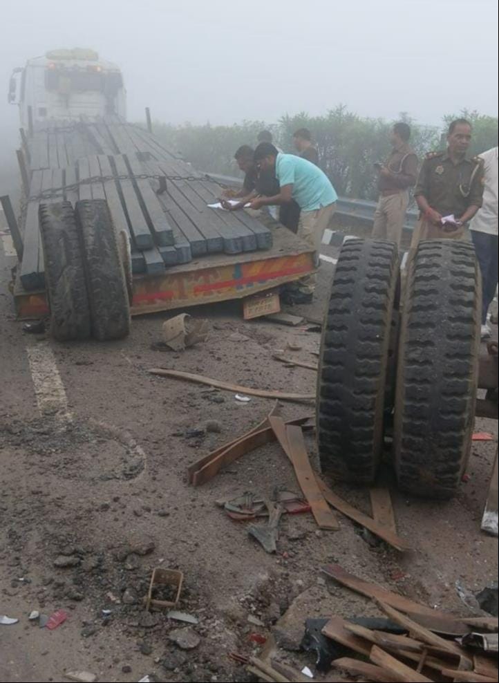 फोटो-4- एक्सप्रेसवे पर ट्रेलर रेलिंग से टकराने के बाद लगा जाम। संवाद