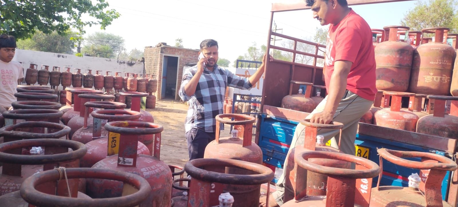 फोटो संख्या:66- सतनाली रोड पर गैस एजैंसी के बाहर लगी उपभोक्ताओं की लंबी लाइन--संवाद फोटो संख्या:66- सतनाली रोड पर गैस एजैंसी के बाहर लगी उपभोक्ताओं की लंबी लाइन--संवाद