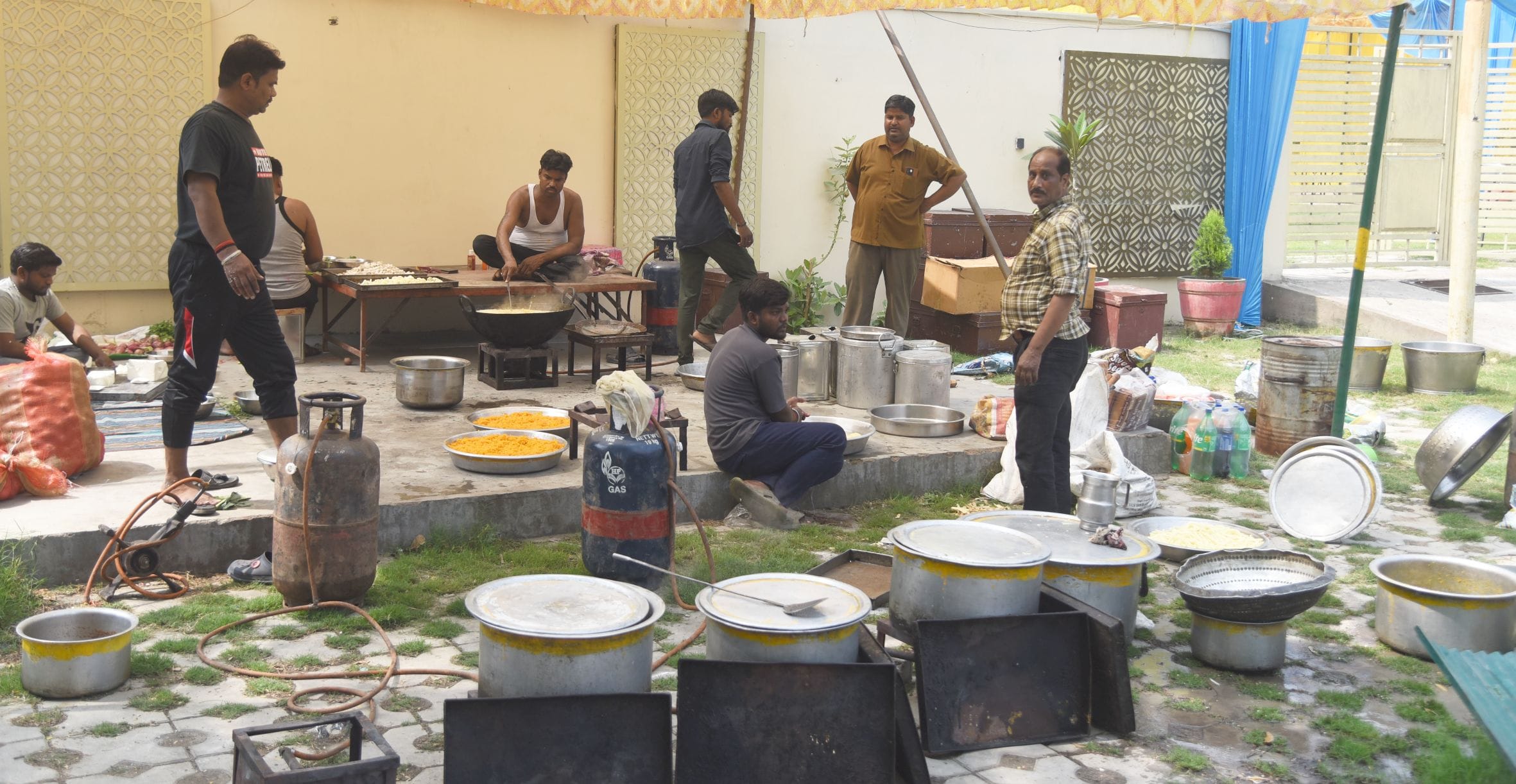 गैस के लिए परेशान लोग।