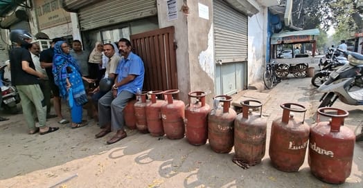 गैस के लिए परेशान लोग।