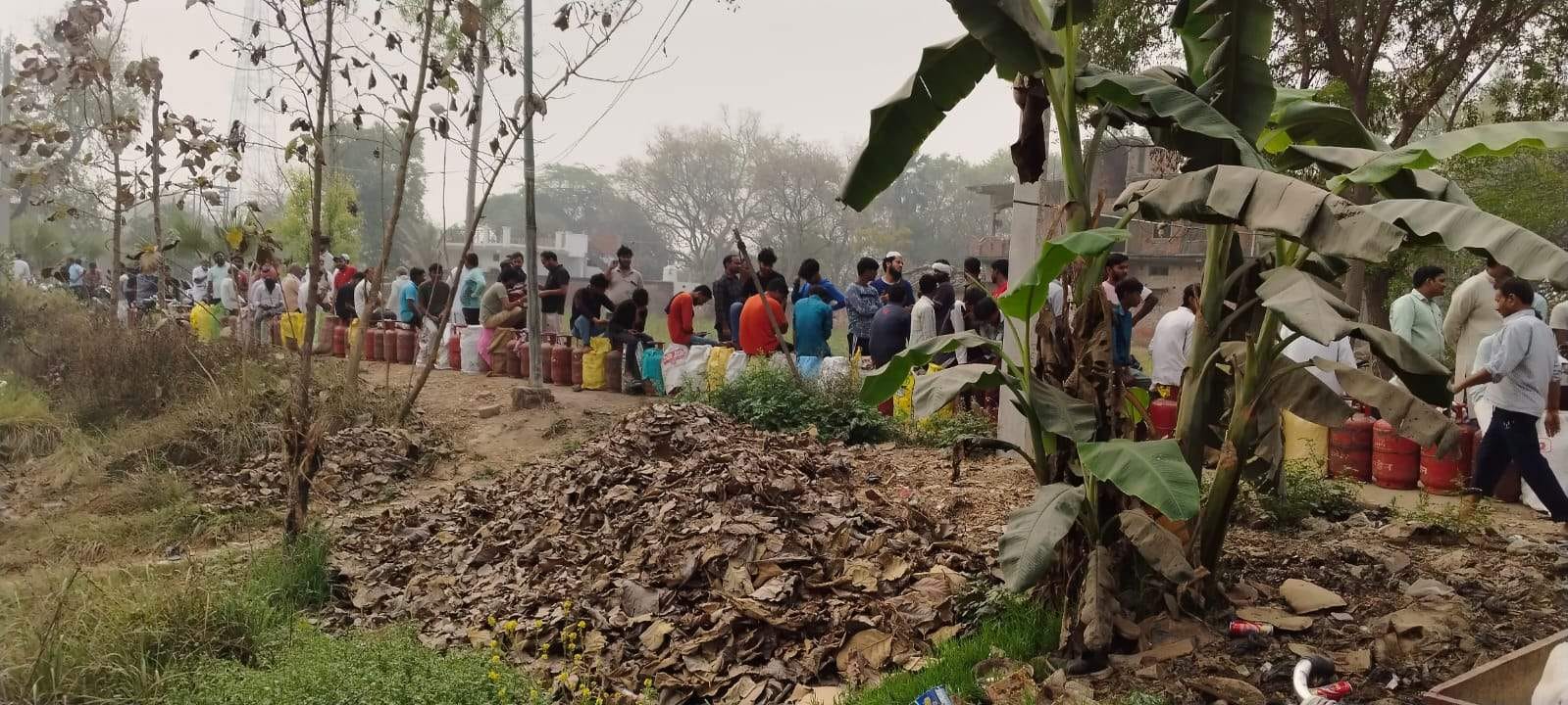 गैस सिलेंडर के लिए लगी उपभोक्ताओें की कतार। संवाद