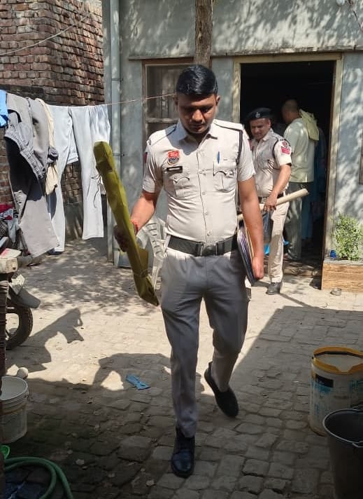 गांव रावलधी में घटनास्थल पर जांच के लिए पहुंचे डीएसपी व एफएसएल टीम। गांव रावलधी में घटनास्थल पर जांच के लिए पहुंचे डीएसपी व एफएसएल टीम।