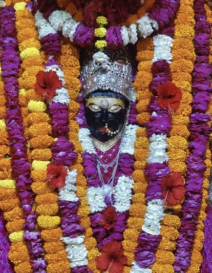 घोरावल तहसील क्षेत्र के कुड़ारी कुंडवासिनी धाम का भव्य मंदिर।संवाद